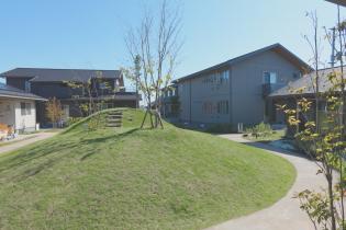 左側 サポートセンター 右側 グループホーム居住棟