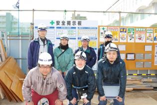 写真は学校の改修工事の様子。 様々な建造物に携われるのも当社の特徴の一つです。