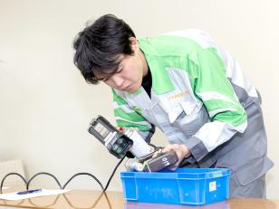 電車・電力施設の非破壊検査スタッフ