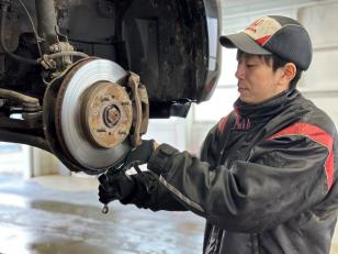 自動車の点検スタッフ
