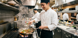 レストランでの洋食調理スタッフ