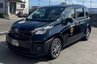 小型タクシーの運転手