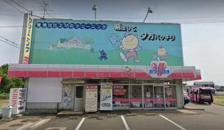 クリーニング済みの衣類仕上げ作業スタッフ
