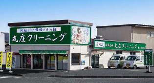 クリーニング済みの衣類仕上げ作業スタッフ