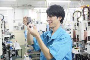 光学レンズの加工作業スタッフ