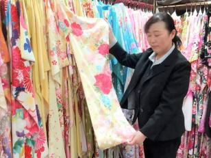 成人式振袖の接客販売補助