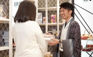 振袖の店頭販売スタッフ