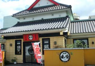 回転寿司店の調理スタッフ