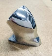こちらは柴田工場長が趣味で作った、 《バイクのテールランプ部品》です！ アルミニウムから削り出しで作りました。 仕事の延長でこんなことも出来ちゃいます♪