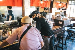調理補助とホールでの接客