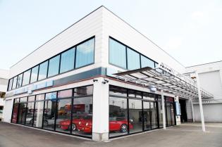 輸入車を取り扱う「カーディラー・ブルグジャパン」 明るくて、清潔な店内。職場見学だけもOKです♪気兼ねなくご相談ください。