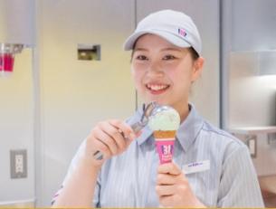 アイスクリームの販売スタッフ