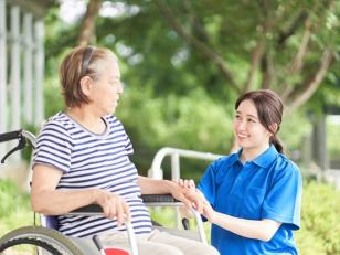 老人ホームの介護職員