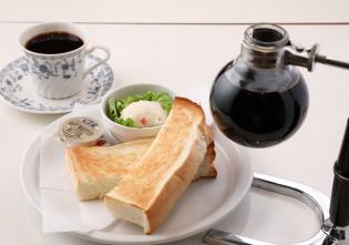 サイフォンで淹れるこく深いコーヒーやサンドイッチ等の軽食を提供。日々たくさんのお客様に出会えるやりがいのあるお仕事です♪