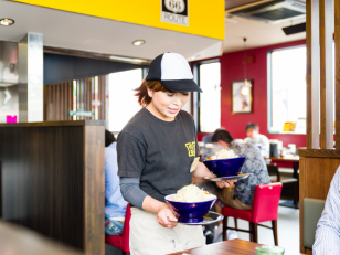 ラーメン店のホール兼キッチン補助スタッフ
