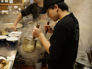 ラーメン店のホール兼調理補助スタッフ