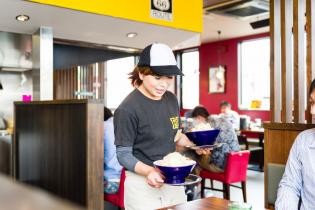 ラーメン店のホール兼調理補助スタッフ