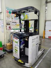 現場で実際に運転していただくリーチ式フォークリフトです。