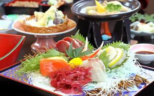 料理の盛付け・皿洗い／温泉宿