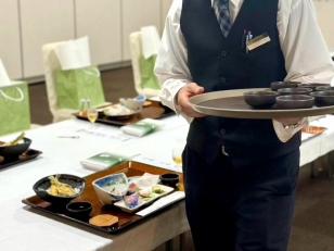 法事会場の準備・仕出しスタッフ