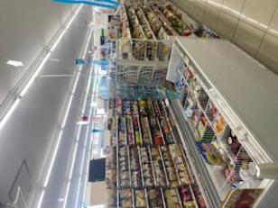 コンビニエンスストアの接客スタッフ