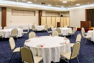 パーティー会場のサービススタッフ