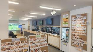 フードコートでの料理提供スタッフ
