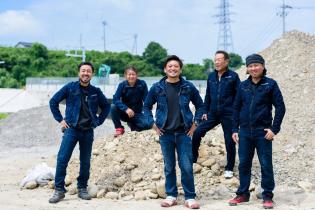 社長をはじめ、優しく気さくなメンバーばかりの どんな方もすぐに馴染める働きやすい環境が自慢です！ 仲間同士の距離も近く、和気あいあいとした会社です