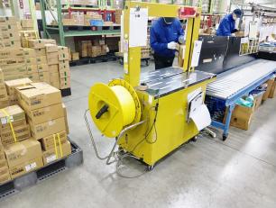 専用のバンドで梱包する機械です。操作はカンタン♪