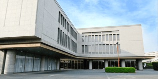斎場の施設内での交通誘導スタッフ