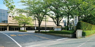 斎場の施設内での交通誘導スタッフ
