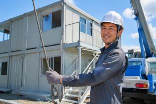 現場事務所用プレハブハウスの組立作業員
