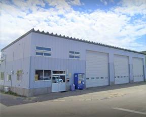廃タイヤの回収作業スタッフ