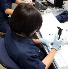 工具に使う部品の検査・測定スタッフ