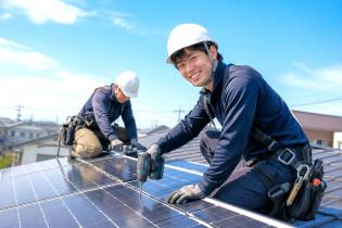 太陽光設備の設置サポートスタッフ