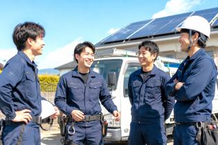 困ったことはすぐ相談！頼れる仲間とチームで協力しながら仕事を進めています。
