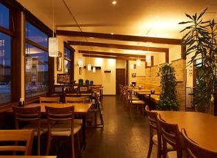 日中はやわらかな陽ざしが差し込む店内で、木のぬくもりを感じられるお店です。