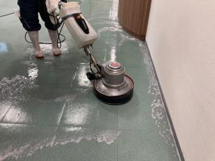 オフィスビルの清掃スタッフ