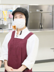 学生寮の朝食調理スタッフ