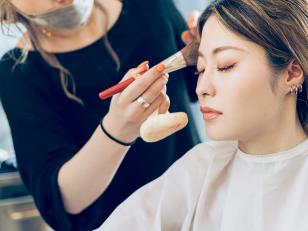 フォトスタジオのヘアメイク・着付け担当