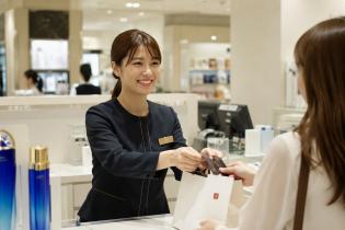 百貨店のレジスタッフ