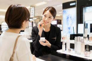 化粧品売場の美容部員