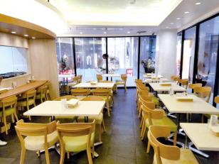 パンケーキ専門店のホールスタッフ