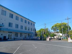 のんびりとした雰囲気の広々とした社屋です