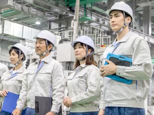 液化塩素の充填・包装・出荷作業