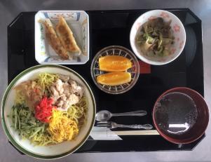 給食調理の補助スタッフ