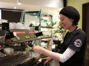 南砺店のカフェスタッフ