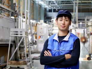 製造スタッフ／上場グループ・壁紙メーカー