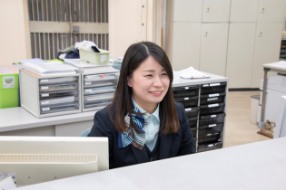 受付での丁寧な対応が、信頼を生みます。