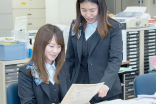 チームで確認しながら、正確な事務処理を進めています。
